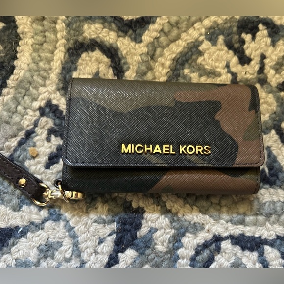 Michael Kors Camouflage Phone Wallet - Picture 1 of 5